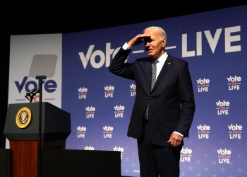 US President Joe Biden gestures near the podium during the Vote To Live Properity Summit in Las Vegas, Nevada / ©AFP