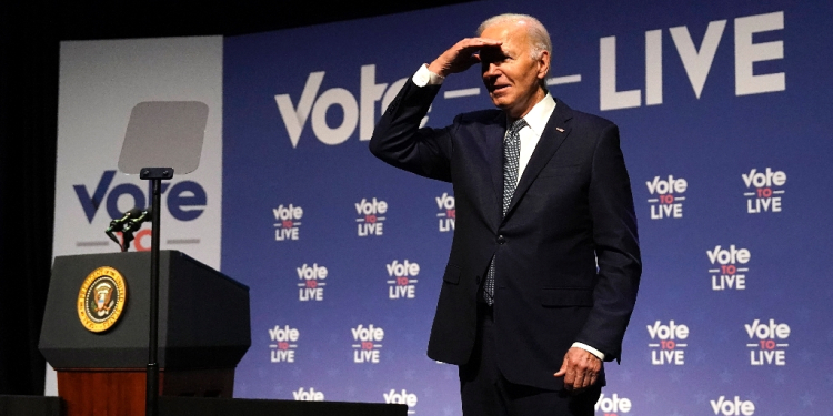 US President Joe Biden gestures near the podium during the Vote To Live Properity Summit in Las Vegas, Nevada / ©AFP