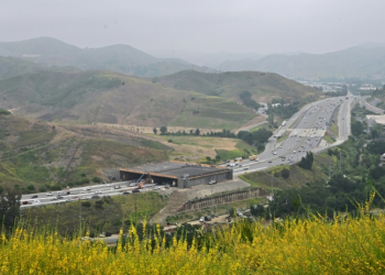 The wildlife crossing, which will be covered by local plants, aims to provide safe passage for the mountain lions. ©AFP