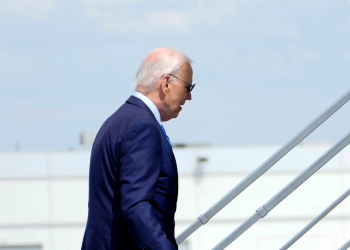 US President Joe Biden boards Air Force One as he departs Harry Reid International Airport in Las Vegas, Nevada, on July 17, 2024, en route to Delaware / ©AFP