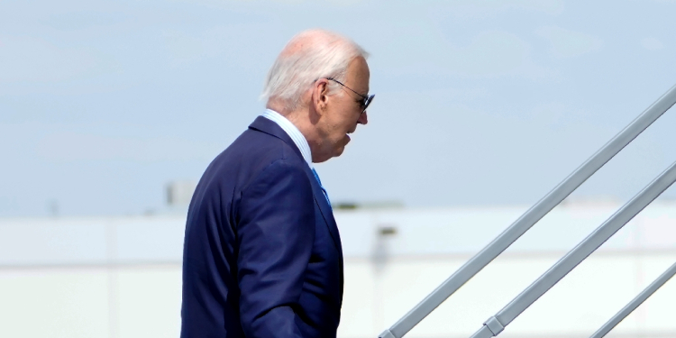 US President Joe Biden boards Air Force One as he departs Harry Reid International Airport in Las Vegas, Nevada, on July 17, 2024, en route to Delaware / ©AFP