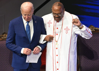 US President Joe Biden (L) stands with Bishop Ernest Morris Sr during a church service and campaign event at Mount Airy Church of God in Christ in Philadelphia, Pennsylvania, on July 7, 2024 / ©AFP