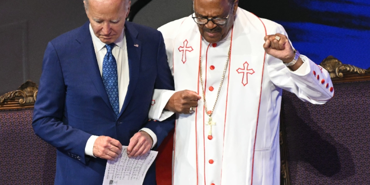 US President Joe Biden (L) stands with Bishop Ernest Morris Sr during a church service and campaign event at Mount Airy Church of God in Christ in Philadelphia, Pennsylvania, on July 7, 2024 / ©AFP