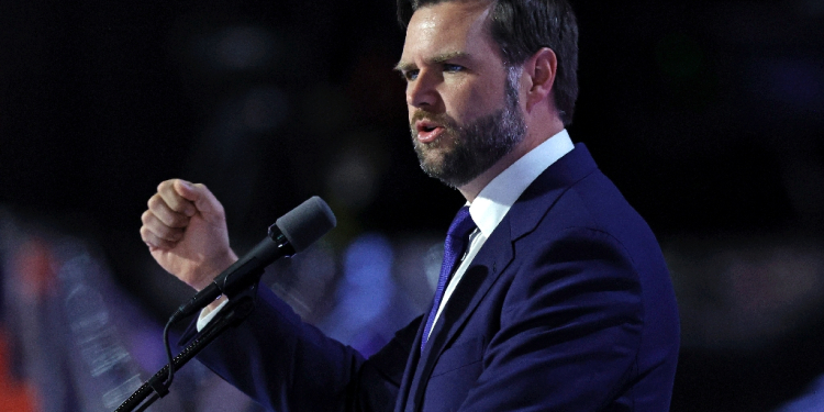 J.D. Vance speaks during the third day of the 2024 Republican National Convention in Milwaukee, Wisconsin / ©AFP