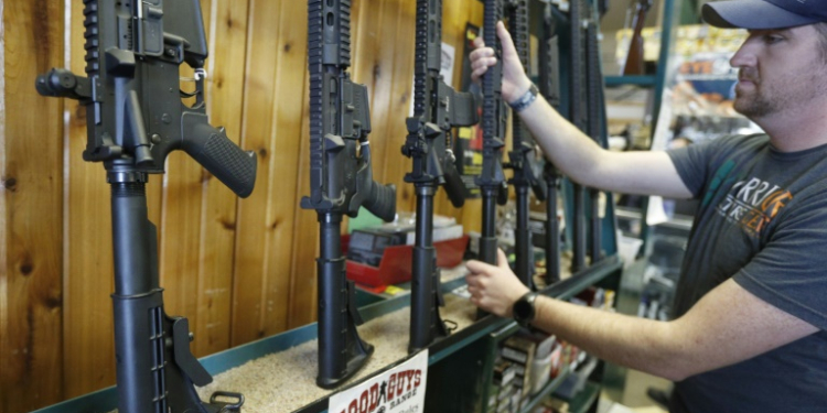 Dordon Brack pulls a semi-automatic AR-15 off the rack at Good Guys Guns & Range on February 15, 2018 in Orem, Utah. ©AFP