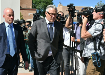 Alec Baldwin attended court in Santa Fe for the selection of a jury who will decide if he should go to jail over the death of 'Rust' cinematographer Halyna Hutchins. ©AFP