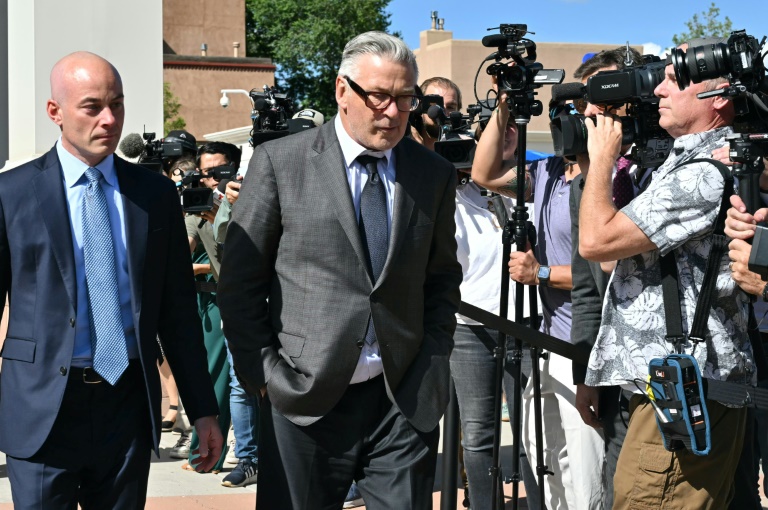 Alec Baldwin attended court in Santa Fe for the selection of a jury who will decide if he should go to jail over the death of 'Rust' cinematographer Halyna Hutchins. ©AFP