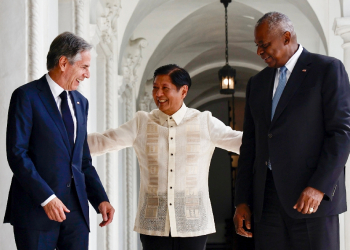 Philippine President Ferdinand Marcos (C) welcomes US Secretary of State Antony Blinken (L) and Defense Secretary Lloyd Austin  / ©AFP