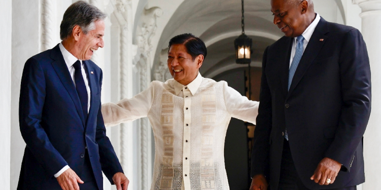 Philippine President Ferdinand Marcos (C) welcomes US Secretary of State Antony Blinken (L) and Defense Secretary Lloyd Austin  / ©AFP