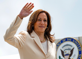 US Vice President and Democratic Presidential candidate Kamala Harris waves as she boards Air Force Two at Indianapolis International Airport in Indianapolis, Indiana, on July 24, 2024.  Harris travels to Houston, Texas, where she is scheduled to speak at a teachers union on July 25 / ©AFP