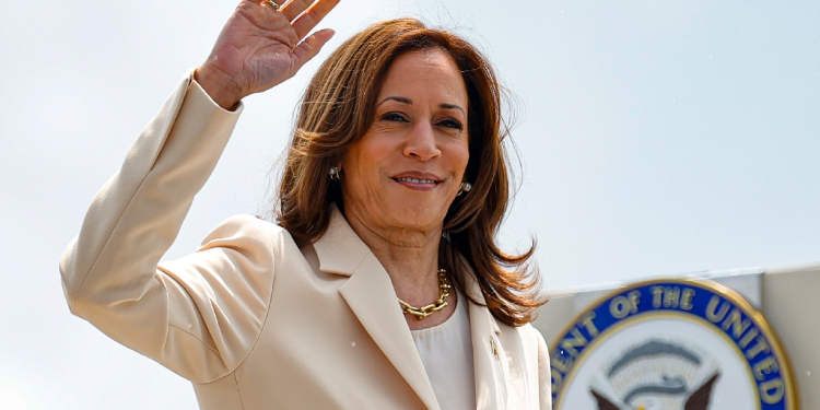 US Vice President and Democratic Presidential candidate Kamala Harris waves as she boards Air Force Two at Indianapolis International Airport in Indianapolis, Indiana, on July 24, 2024.  Harris travels to Houston, Texas, where she is scheduled to speak at a teachers union on July 25 / ©AFP