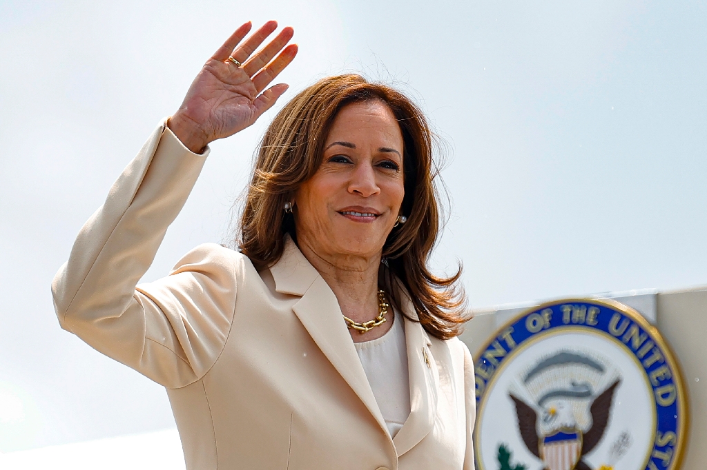 US Vice President and Democratic Presidential candidate Kamala Harris waves as she boards Air Force Two at Indianapolis International Airport in Indianapolis, Indiana, on July 24, 2024.  Harris travels to Houston, Texas, where she is scheduled to speak at a teachers union on July 25 / ©AFP