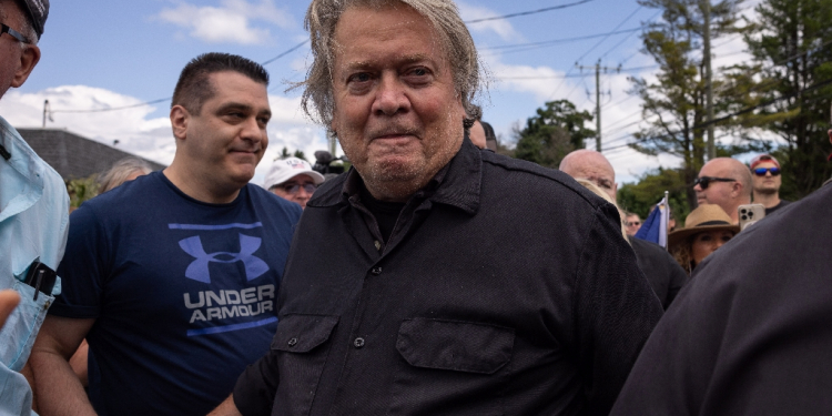 Former White House Chief Strategist Steve Bannon reports to a federal prison July 1, 2024 in Danbury, Connecticut to start serving a four month sentence for contempt of congress / ©AFP