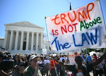 Anti-Trump demonstrators outside the Supreme Court as the justices delivered their ruling in the former president's immunity case / ©AFP