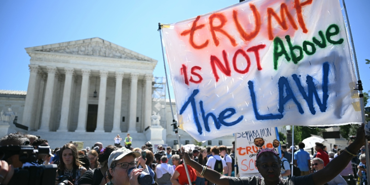 Anti-Trump demonstrators outside the Supreme Court as the justices delivered their ruling in the former president's immunity case / ©AFP