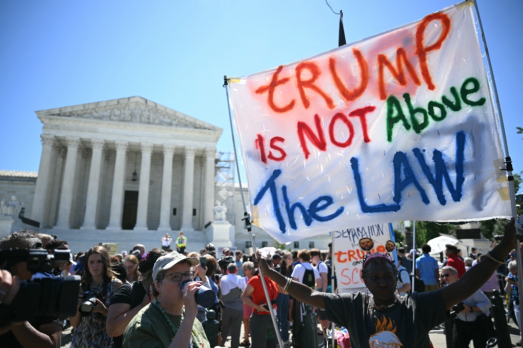 Anti-Trump demonstrators outside the Supreme Court as the justices delivered their ruling in the former president's immunity case / ©AFP