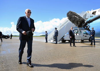 US President Joe Biden walks to speak with the press before boarding Air Force One prior to departure from Dane County Regional Airport in Madison / ©AFP