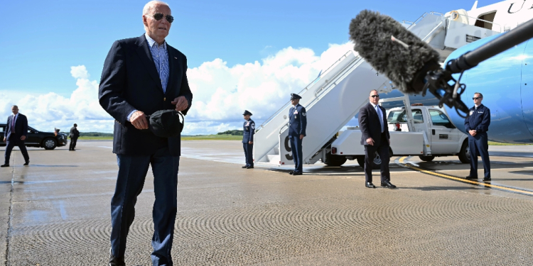 US President Joe Biden walks to speak with the press before boarding Air Force One prior to departure from Dane County Regional Airport in Madison / ©AFP