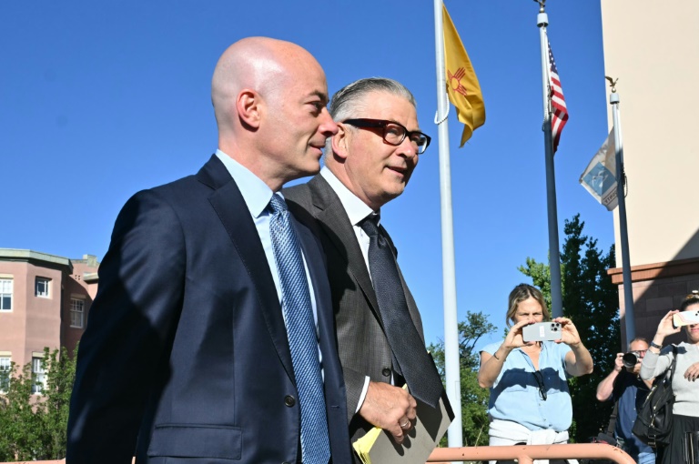 US actor Alec Baldwin (center-right) arrives for jury selection in his trial for involuntary manslaughter in Santa Fe, New Mexico, on July 9, 2024. ©AFP