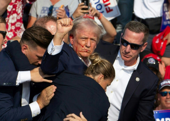 Republican candidate Donald Trump is seen with blood on his face surrounded by secret service agents as he is taken off the stage at a campaign event in Butler, Pennsylvania, July 13, 2024 / ©AFP