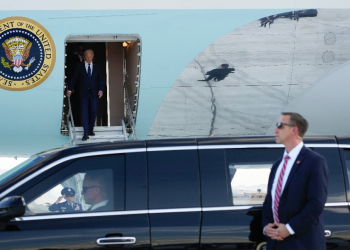 A Secret Service agent stands by as US President Joe Biden steps off Air Force One on arrival at Harry Reid International Airport in Las Vegas, Nevada / ©AFP