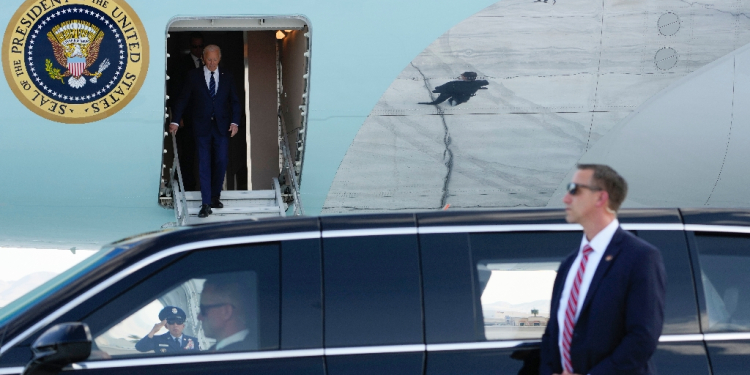 A Secret Service agent stands by as US President Joe Biden steps off Air Force One on arrival at Harry Reid International Airport in Las Vegas, Nevada / ©AFP