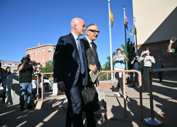 Alec Baldwin, accompanied by his lawyer, shot a glare at journalists before marching wordlessly on to the New Mexico courthouse. ©AFP