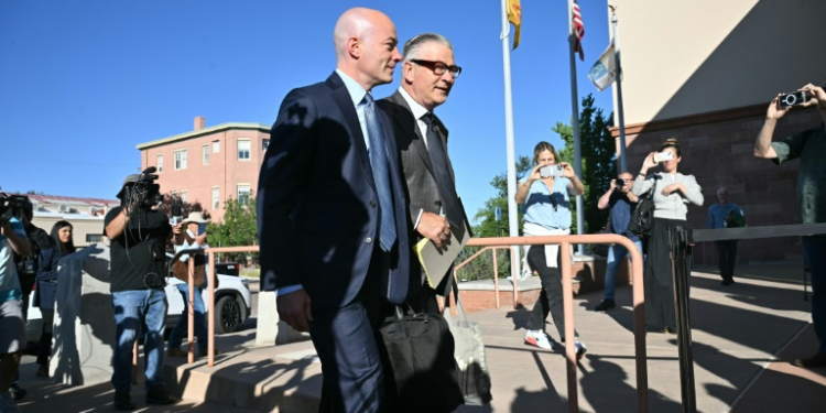 Alec Baldwin, accompanied by his lawyer, shot a glare at journalists before marching wordlessly on to the New Mexico courthouse. ©AFP