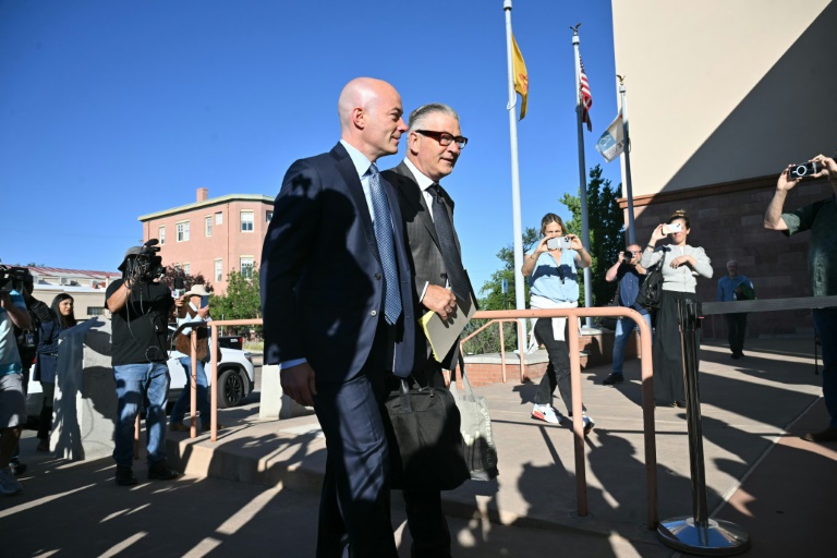 Alec Baldwin, accompanied by his lawyer, shot a glare at journalists before marching wordlessly on to the New Mexico courthouse. ©AFP