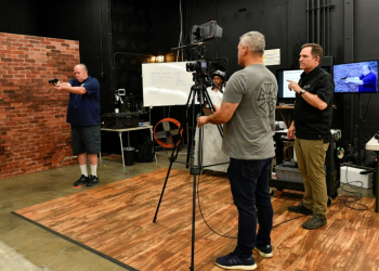 A group of filmmakers attend a training course run by Dutch Merrick, a veteran Hollywood armorer . ©AFP