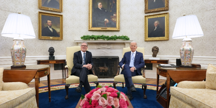 US President Joe Biden hosts a bilateral meeting with UK Prime Minister Keir Starmer in the Oval Office of the White House / ©AFP