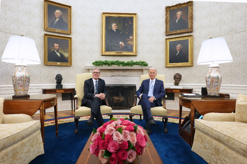 US President Joe Biden hosts a bilateral meeting with UK Prime Minister Keir Starmer in the Oval Office of the White House / ©AFP