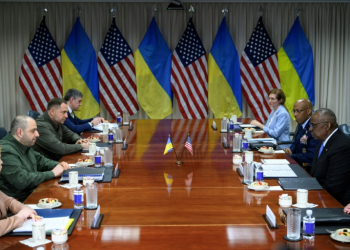 US Secretary of Defense Lloyd Austin (R) speaks during a meeting with Ukrainian Defense Minister Rustem Umerov (L) at the Pentagon on July 2, 2024. ©AFP