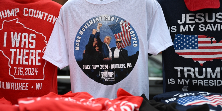 Among the souvenirs on sale are T-shirts printed with the photograph of Donald Trump defiantly pumping his fist after the assassination attempt / ©AFP