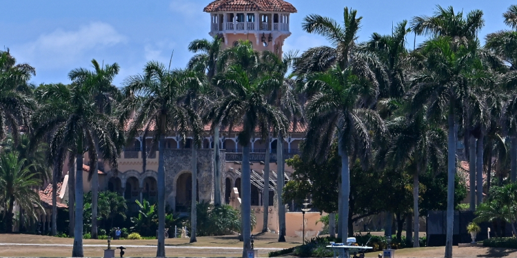 Police provide security at Mar-a-Lago in Florida, where Israeli Prime Minister Benjamin Netanyahu is meeting with former US resident Donald Trump, on July 26, 2024 / ©AFP