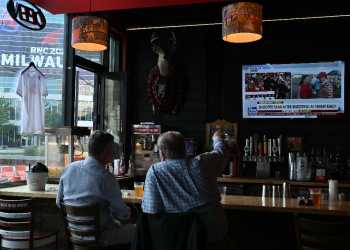 Milwaukee residents watch news of the assassination attempt on Donald Trump at a bar / ©AFP