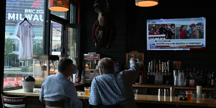 Milwaukee residents watch news of the assassination attempt on Donald Trump at a bar / ©AFP