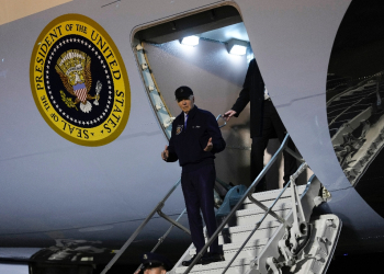 US President Joe Biden steps off Air Force One in Delaware after testing positive for Covid / ©AFP