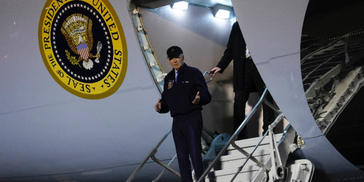 US President Joe Biden steps off Air Force One in Delaware after testing positive for Covid / ©AFP