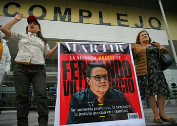 Supporters of Fernando Villavicencio shout slogans as they await sentencing for five suspects in the murderer of the former Ecuadoran presidential candidate on July 12, 2024. ©AFP