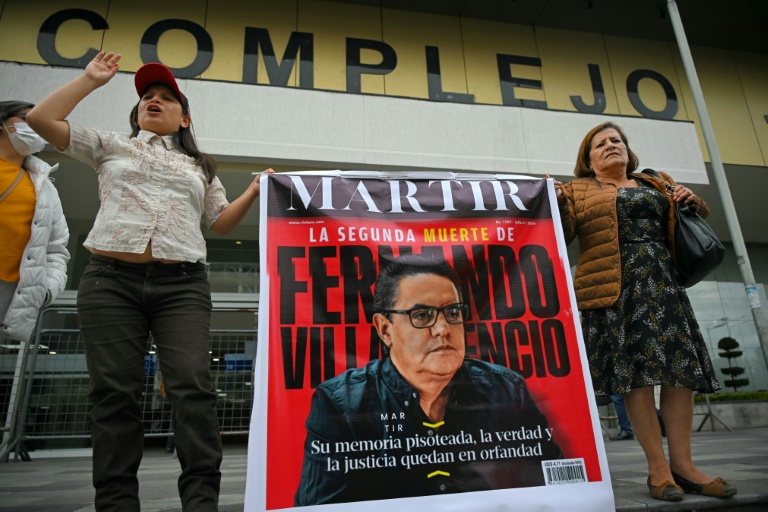 Supporters of Fernando Villavicencio shout slogans as they await sentencing for five suspects in the murderer of the former Ecuadoran presidential candidate on July 12, 2024. ©AFP