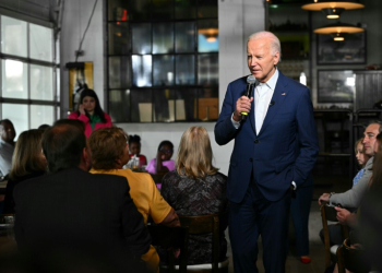 US President Joe Biden speaks during a stop at the Garage Grill & Fuel Bar in Northville, Michigan, ahead of a campaign event in Detroit on July 12, 2024.. ©AFP