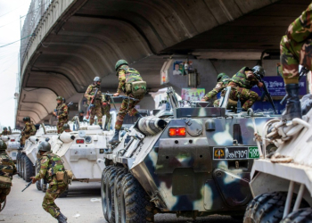 Bangladesh troops disembark armoured vehicles as they patrol the streets of the capital. ©AFP