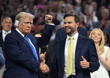 Republican vice presidential candidate J.D. Vance (R) shakes hands with Donald Trump during the second day of the 2024 Republican National Convention / ©AFP