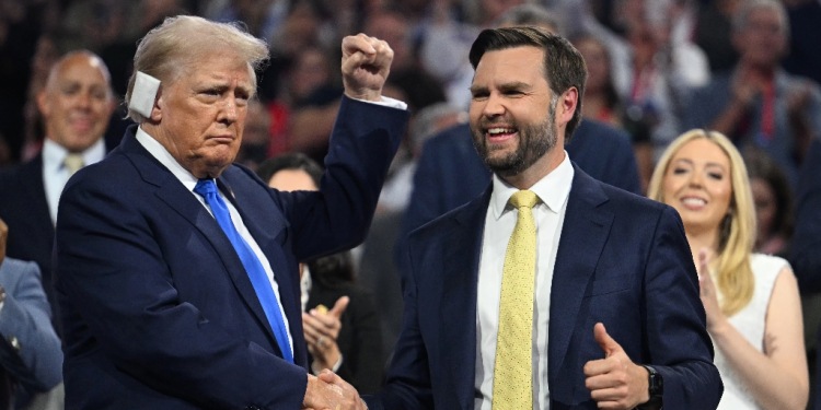 Republican vice presidential candidate J.D. Vance (R) shakes hands with Donald Trump during the second day of the 2024 Republican National Convention / ©AFP