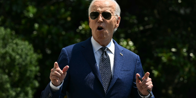 US President Joe Biden speaks toward reporters as he walks to board Marine One on the South Lawn of the White House in Washington, DC, on July 29, 2024. Biden is heading to Texas to deliver remarks commemorating the 60th anniversary of the Civil Rights Act. / ©AFP