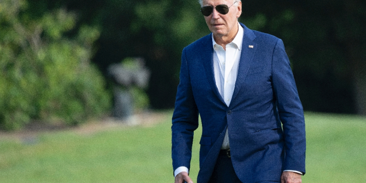 US President Joe Biden walks to the White House in Washington, DC, on July 7, 2024, after attending campaign events in Pennsylvania. / ©AFP