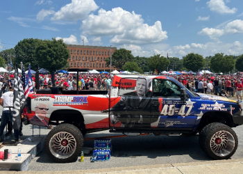 The rally saw thousands of Trump supporters snaking through an exposed field and parking lot under baking conditions / ©AFP