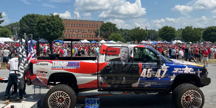 The rally saw thousands of Trump supporters snaking through an exposed field and parking lot under baking conditions / ©AFP