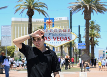 A man walks near the Las Vegas strip during a heatwave in Las Vegas, Nevada, on July 7, 2024. ©AFP